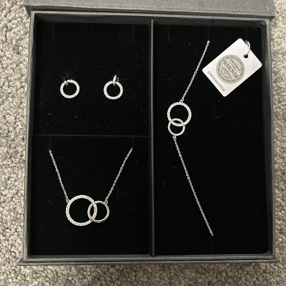 Jewelry Set - Picture 3 of 3